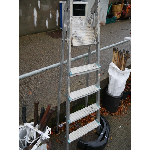 80 - STEP LADDER & TRAILER MUDGUARDS