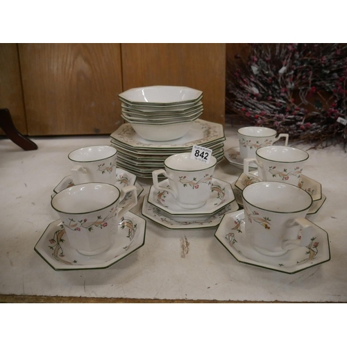 842 - TEA & DINNERWARE