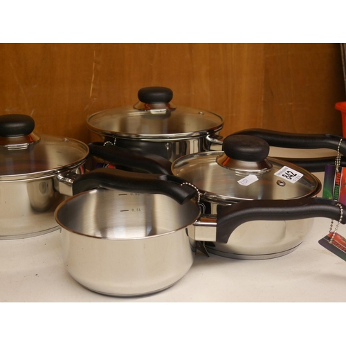 842 - SAUCEPAN SET