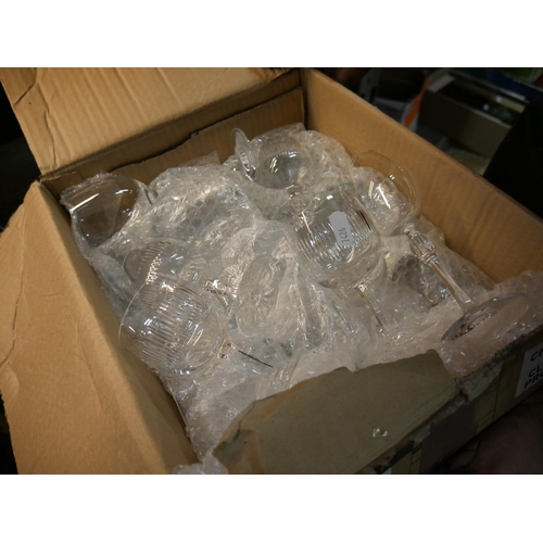 861 - BOX OF GLASSWARE