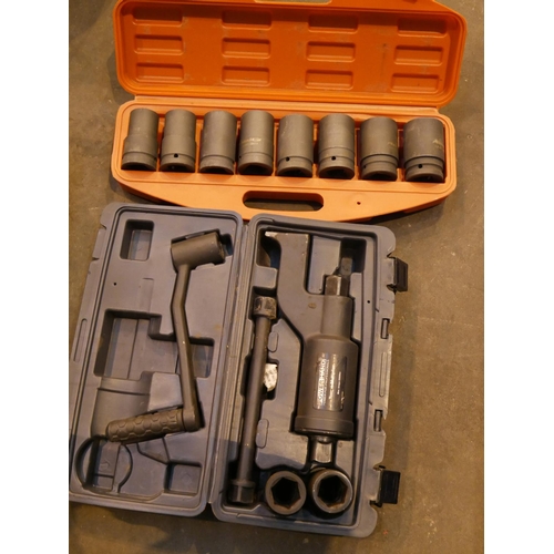 207 - IMPACT TOOL & SOCKETS