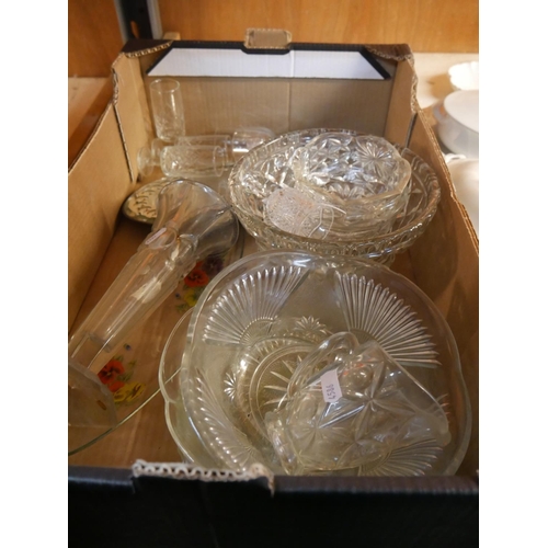 654 - BOX OF GLASSWARE