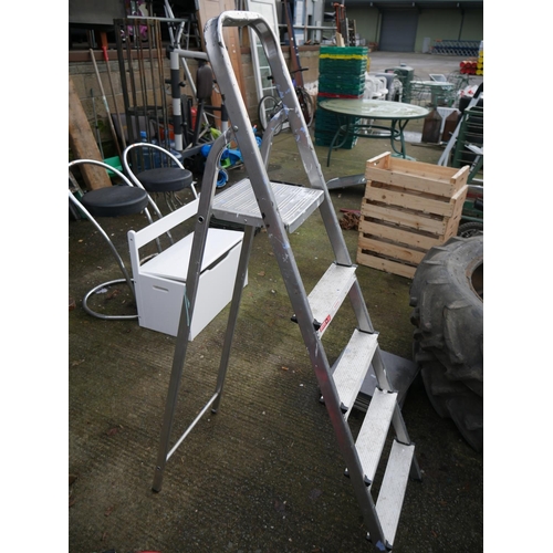 93 - ALUMINIUM STEP LADDER