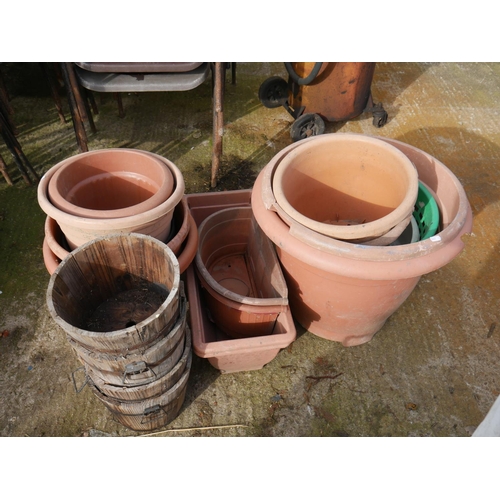 8 - LOT OF PLANTERS