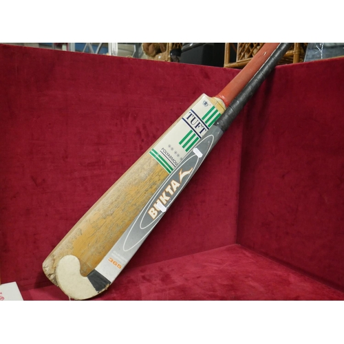 881 - CRICKET BAT & HOCKEY STICK