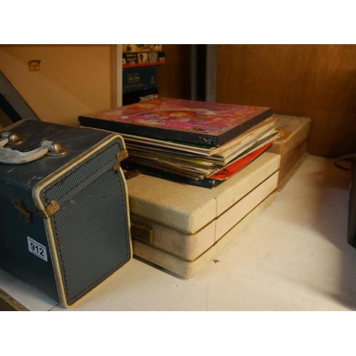 912 - RECORD PLAYER, LPS & SINGLES