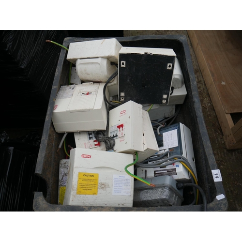 14 - BOX OF ELECTRICAL ITEMS