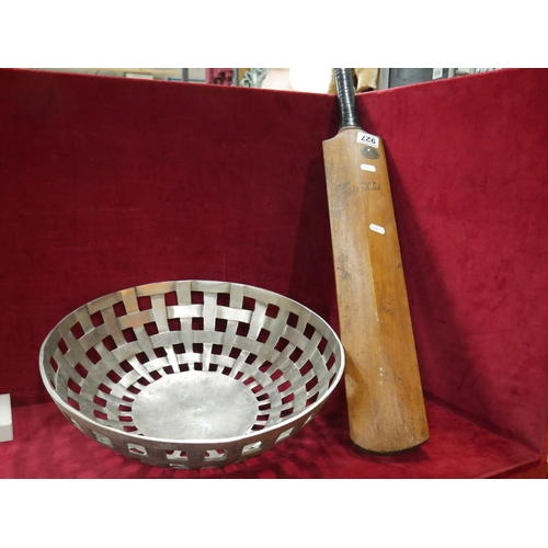 927 - CRICKET BAT & BASKET