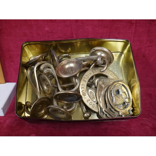 194 - BOX OF BRASS ITEMS