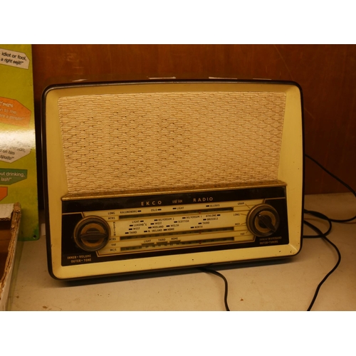 833 - BAKELITE RADIO