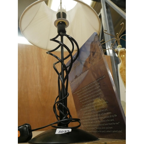 1022 - TABLE LAMP & PICTURE