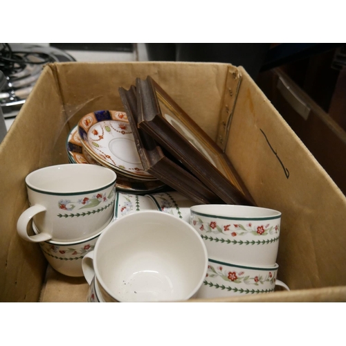 1062 - BOX OF MIXED CHINA