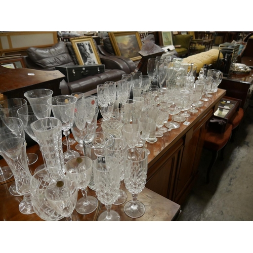 550 - LARGE LOT OF GLASSWARE