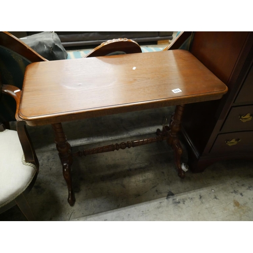 559 - VICTORIAN MAHOGANY TABLE WITH LOW STRETCHER