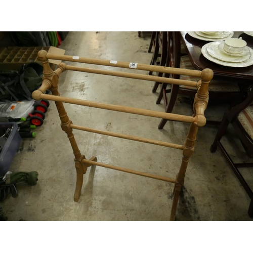 679 - TOWEL RAIL