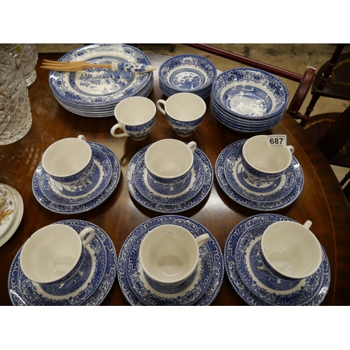 687 - LOT OF BLUE & WHITE DELPH