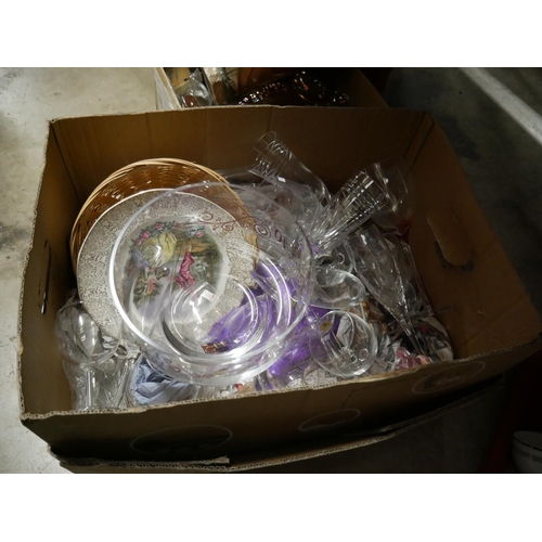 251 - BOX OF MIXED GLASSWARE