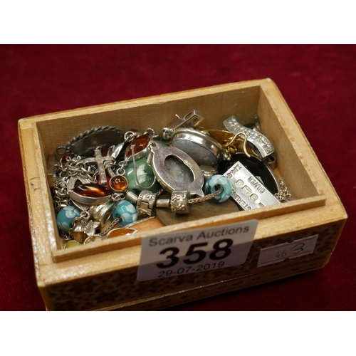 358 - LOT OF MIXED JEWELLERY