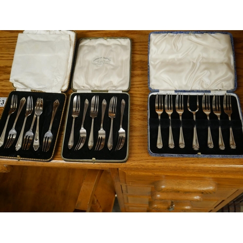 384 - LOT OF BOXED CUTLERY