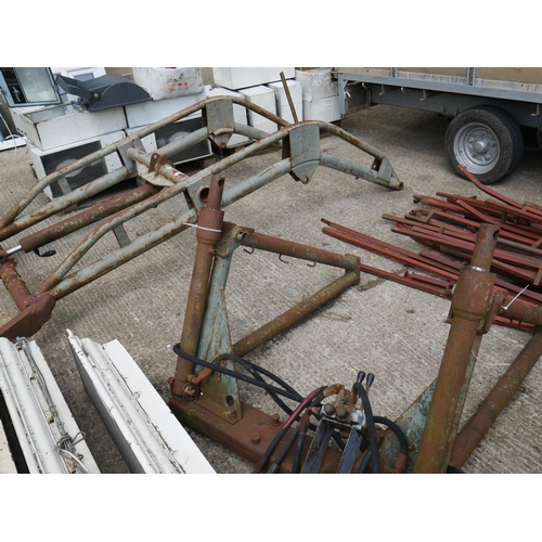 14 - FERGUSON LOADER & BRACKETS