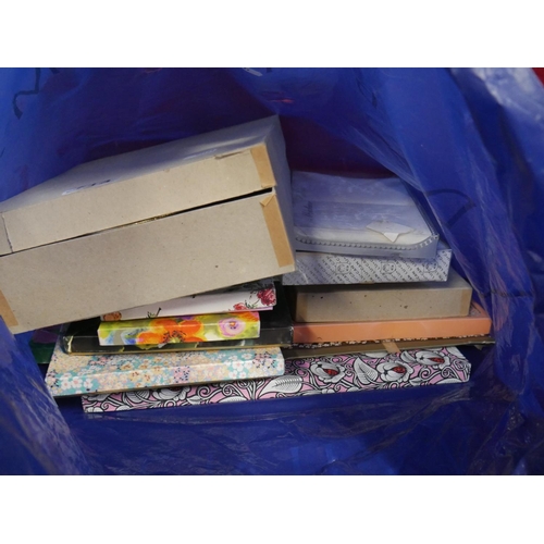 113 - LOT OF LINEN ETC