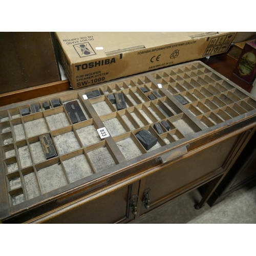 833 - PRINT TRAY & STAMPS