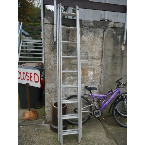 92 - TRIPLE EXTENSION LADDER