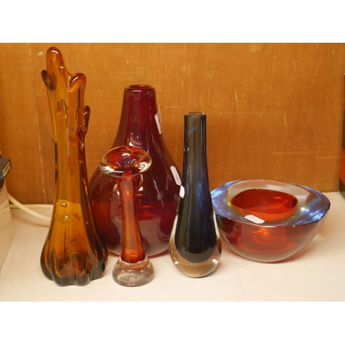 118 - LOT OF ART GLASS