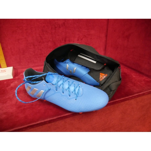 95 - FOOTBALL BOOTS & SHIN PADS