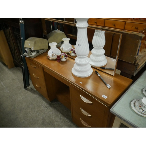 822 - RETRO DRESSING TABLE