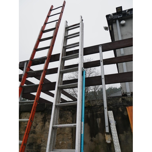 74 - ALUMINIUM EXTENSION LADDER