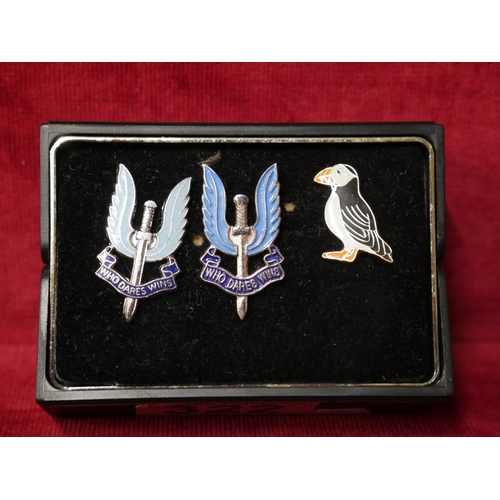 322 - 3 BADGES INCLUDING SAS BADGES