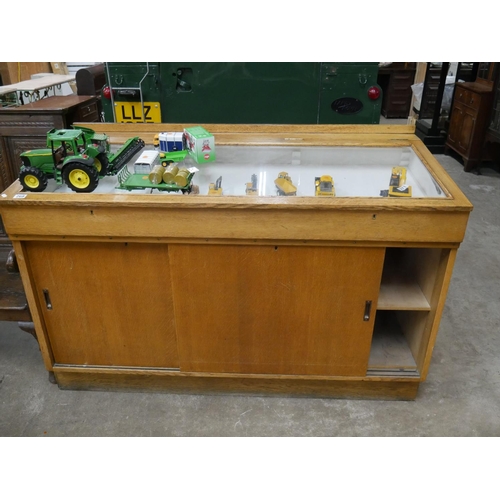 268 - SHOP DISPLAY COUNTER