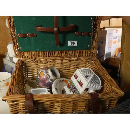 69 - PICNIC HAMPER & CONTENTS