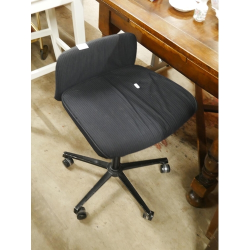 910 - SWIVEL CHAIR