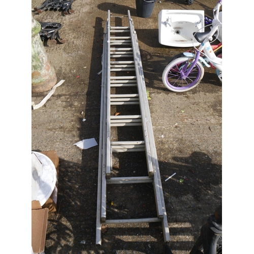 118 - TRIPLE EXTENSION LADDER