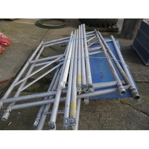 40 - LOT OF ALUMINIUM SCAFFOLDING