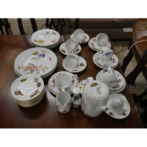 776 - ROYAL WORCESTER EVESHAM DINNER & TEAWARE