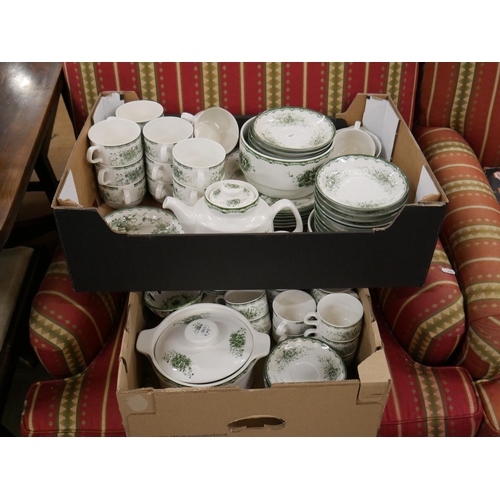 810 - LARGE LOT OF DINNER & TEAWARE