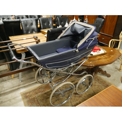 908 - VINTAGE PRAM