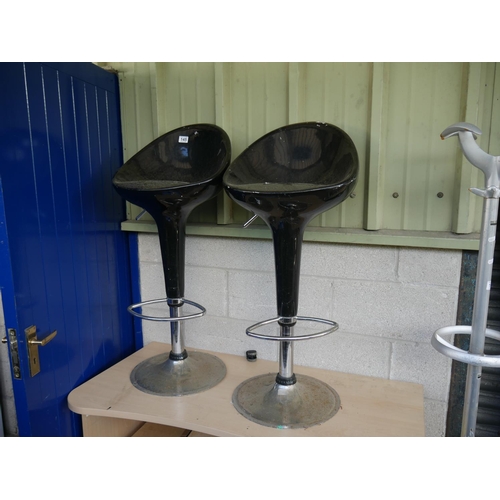 145 - 2 STOOLS