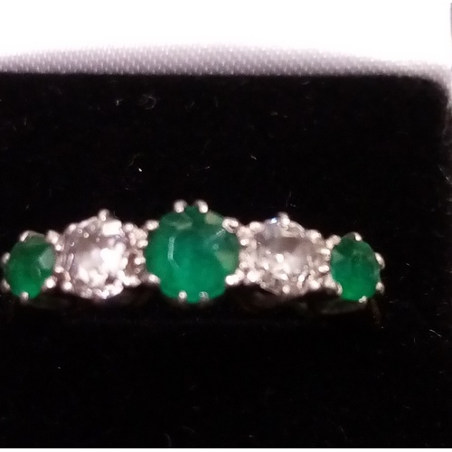 383 - 18CT GOLD EMERALD & DIAMOND 5 STONE RING SIZE M