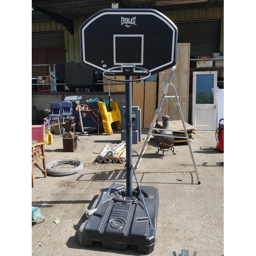 58 - BASKETBALL STAND