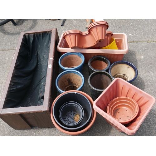 31 - LARGE SELECTION OF PLANTERS