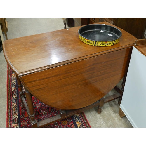 711 - DROP LEAF TABLE