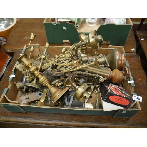 749 - BOX OF MIXED BRASS