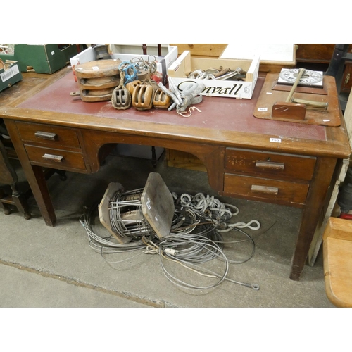 750 - OAK LEATHER TOP DESK