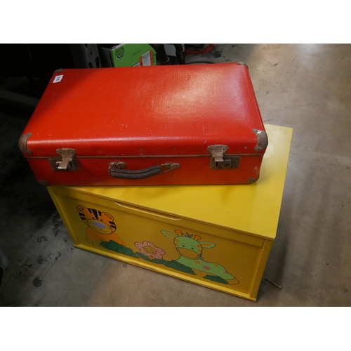 880 - TOY BOX & SUITCASE PLUS OCCASIONAL TABLE