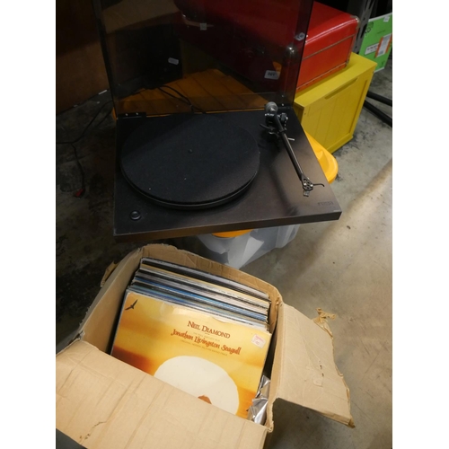 882 - RECORD PLAYER & BOX OF RECORDS