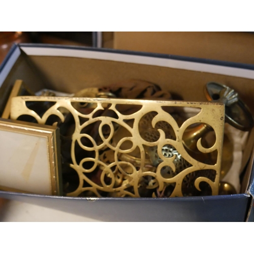 912 - BOX OF MIXED BRASS